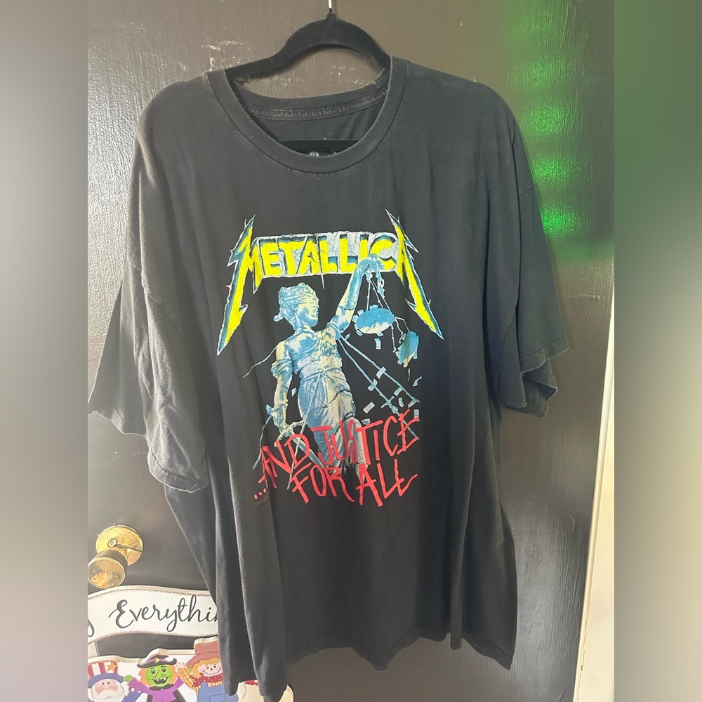 Men’s Metallica shirt